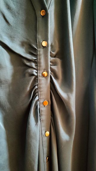 Vestido midi fruncido satén zara