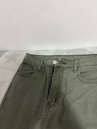 Jeans campana verde oliva