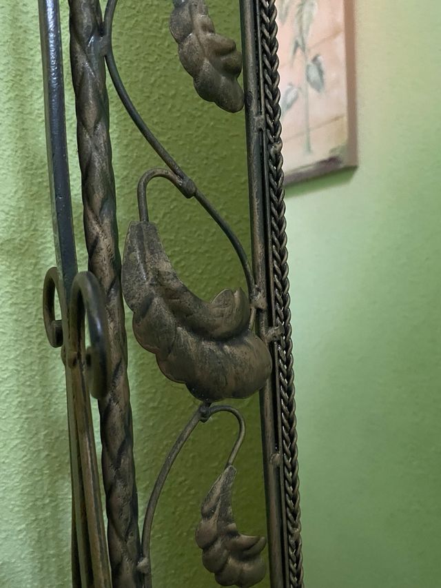 Espejo de forja con patas  .
