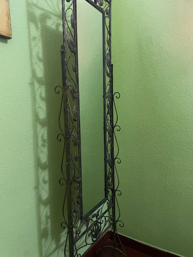 Espejo de forja con patas  .