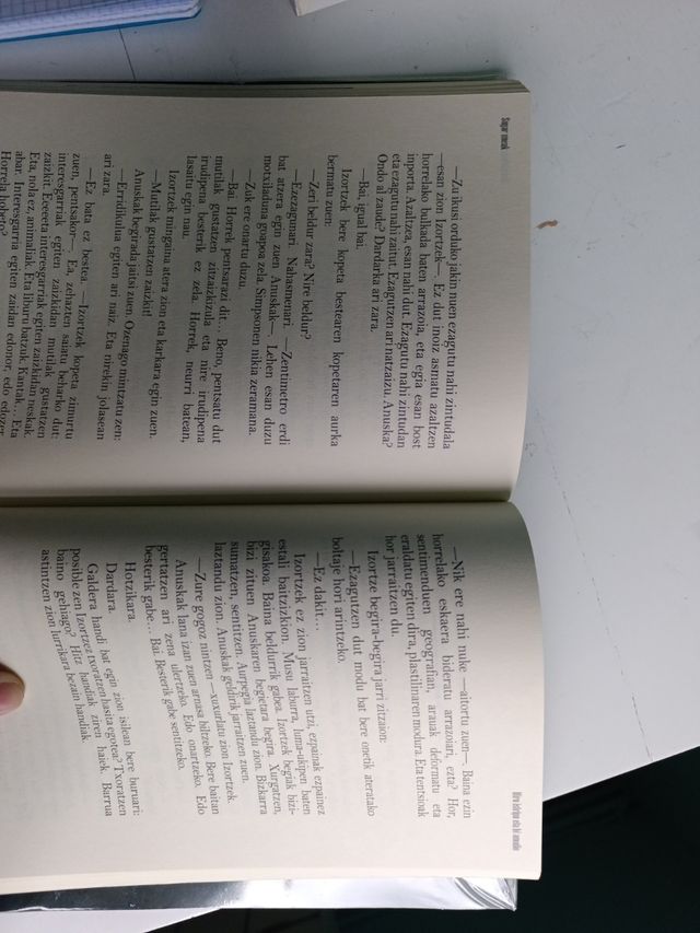 Libro "Hiru istripu eta bi amodio"