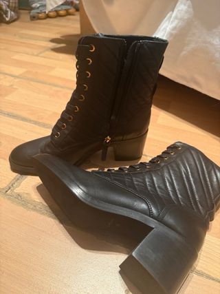 Botas con cordones 