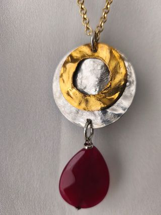 Collar largo dorado con piedras rojas