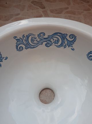 Lavabo cerámico azul y blanco