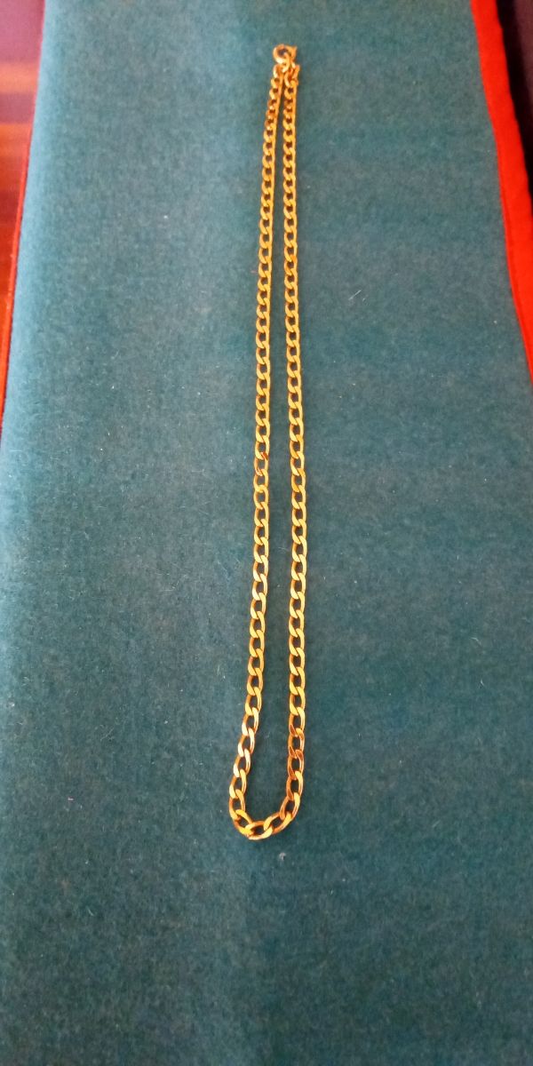 Cadena dorada pequeña