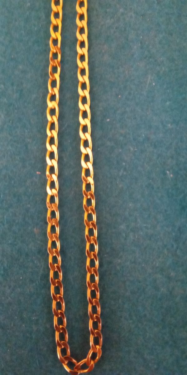 Cadena dorada pequeña