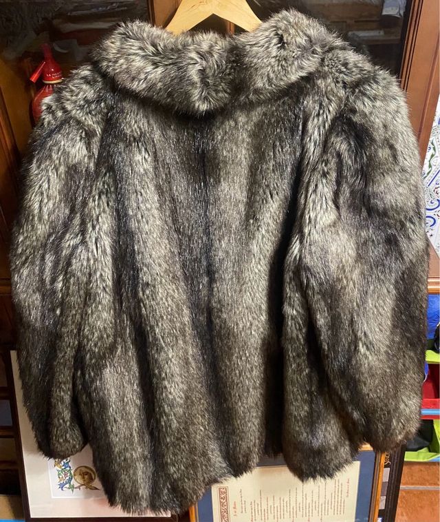 Abrigo de piel sintética marrón-gris