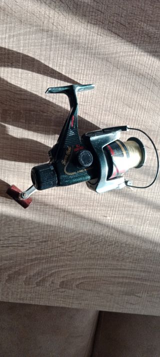 Dos cañas de pescar con sus carretes