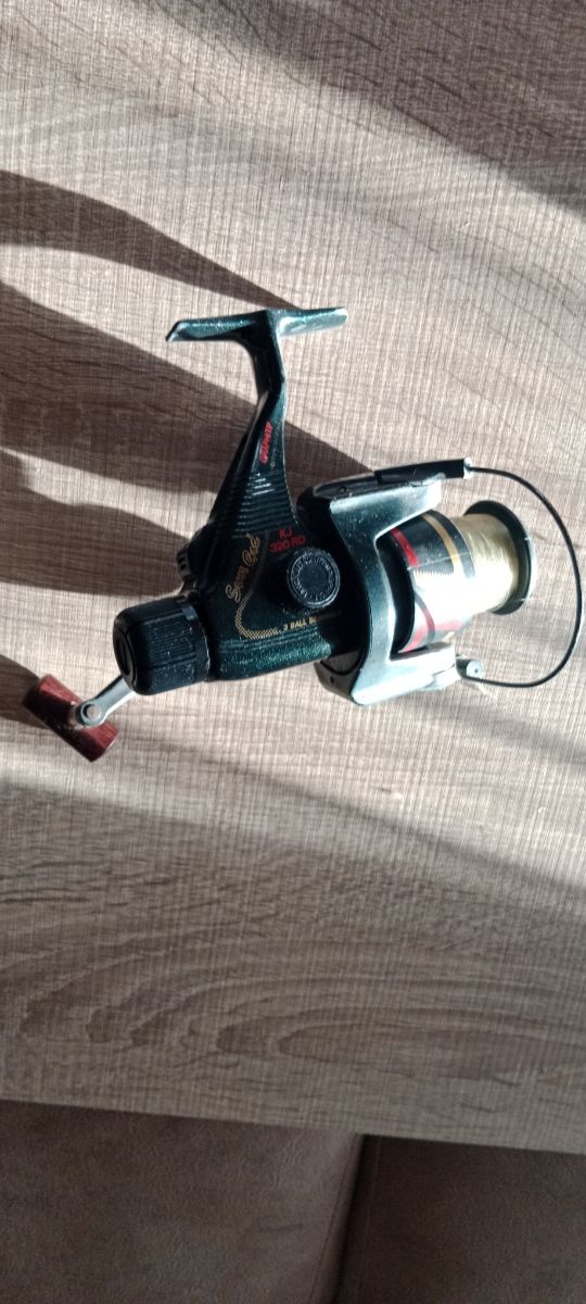 Dos cañas de pescar con sus carretes
