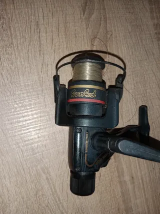 Dos cañas de pescar con sus carretes