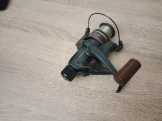 Dos cañas de pescar con sus carretes