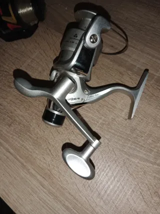 Dos cañas de pescar con sus carretes