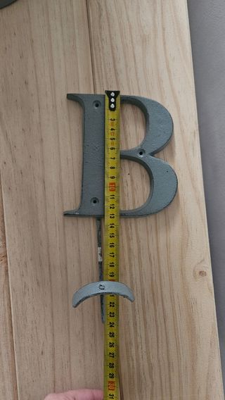 Percheros letras B y C hierro