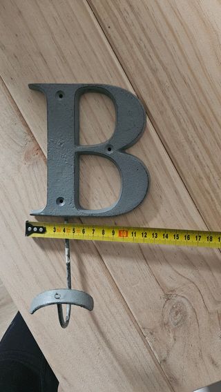 Percheros letras B y C hierro