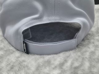 Gorra Puma color gris claro metalizado