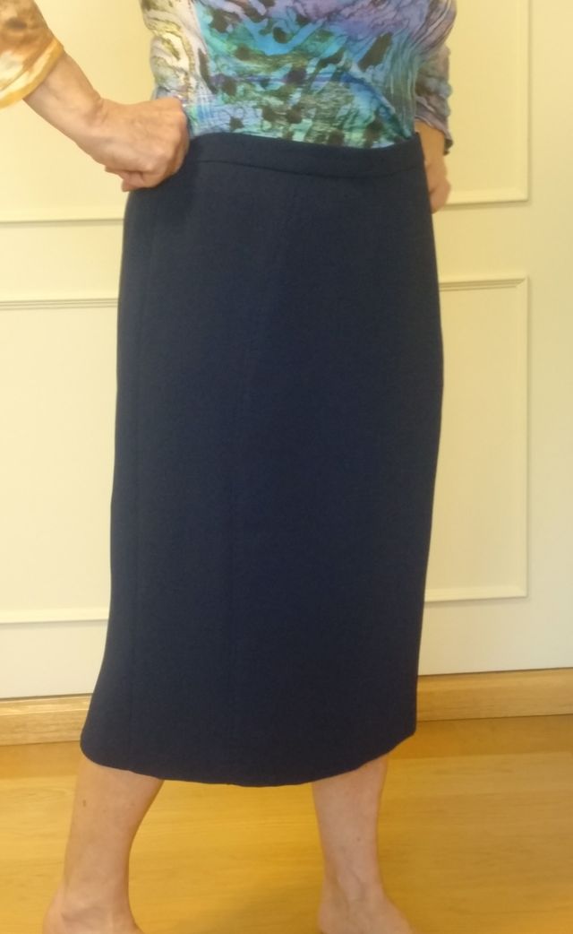 Falda midi azul marino tejido ligero y con forro