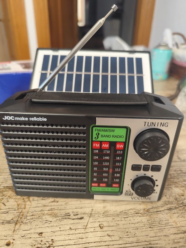 RADIO SOLAR Y PILAS NUEVA