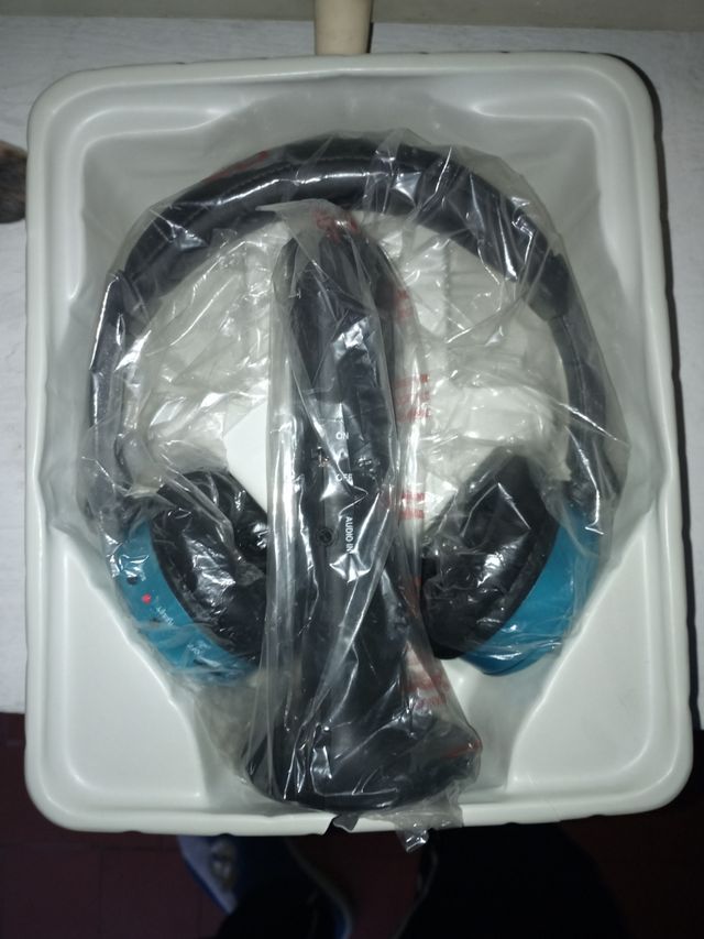 Auriculares por infrarrojos totalmente nuevos .