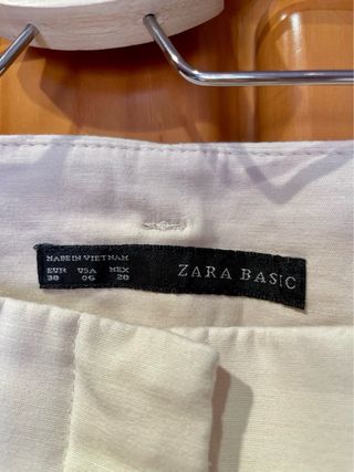 Pantalón de vestir beige de Zara