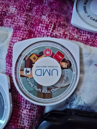 PSP con funda y juegos