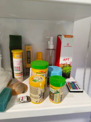 Acuario completo 60L + soporte + gambas + peces ++