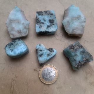 Colección de piezas de Larimar para tallarlas