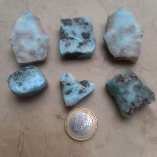 Colección de piezas de Larimar para tallarlas
