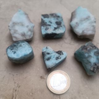 Colección de piezas de Larimar para tallarlas