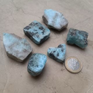 Colección de piezas de Larimar para tallarlas