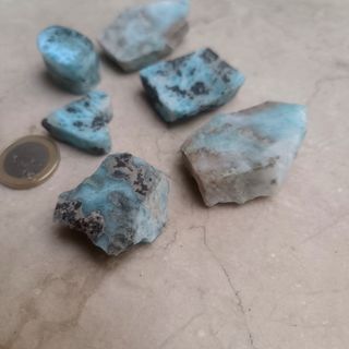 Colección de piezas de Larimar para tallarlas