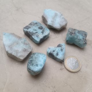 Colección de piezas de Larimar para tallarlas