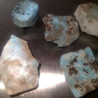 Colección de piezas de Larimar para tallarlas
