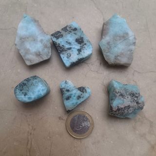 Colección de piezas de Larimar para tallarlas