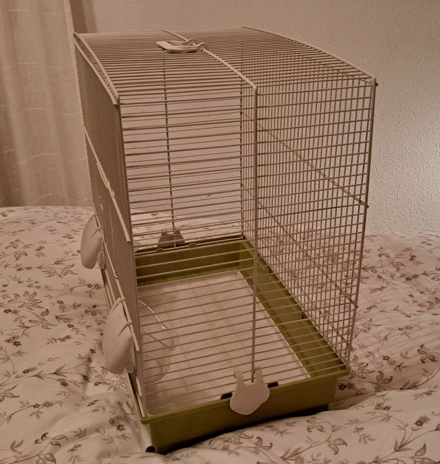 Jaula mediana para pájaros con comederos
