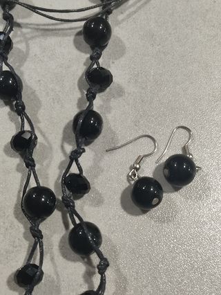 Collar y pendientes negros