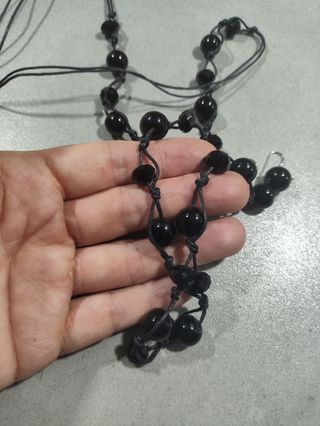Collar y pendientes negros