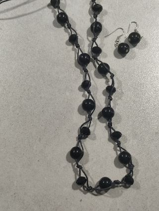 Collar y pendientes negros