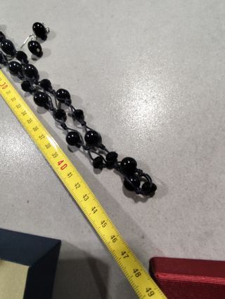 Collar y pendientes negros