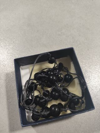 Collar y pendientes negros