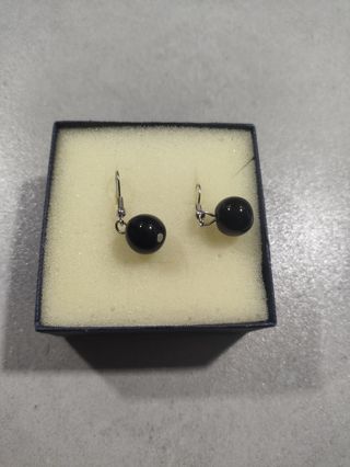 Collar y pendientes negros