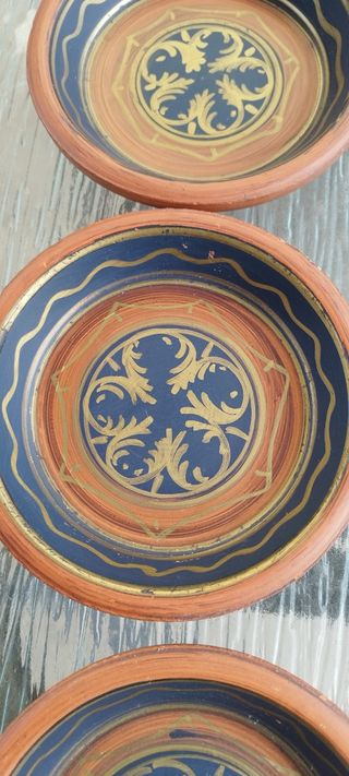 3 Platos pintados a mano de terracota