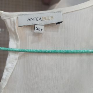 Blusa elegante color marfil, satinada
