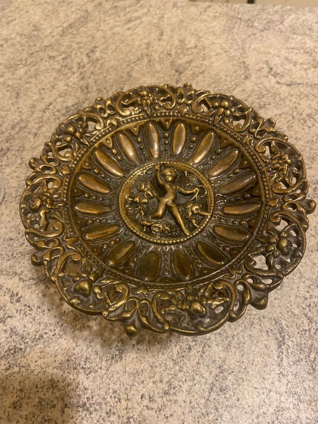 Antica alzatina in bronzo