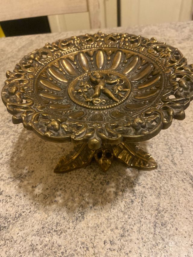 Antica alzatina in bronzo