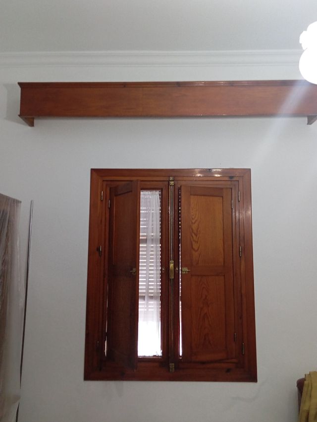 Dos galerías de madera maciza