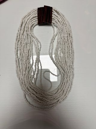 Collar blanco de cuentas