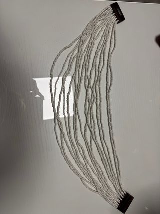 Collar blanco de cuentas