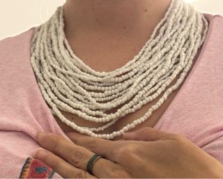 Collar blanco de cuentas