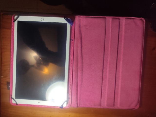 Tablet blanca con funda rosa
