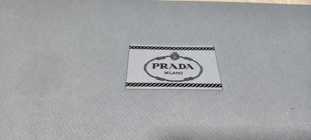 Caja y bolsa Prada